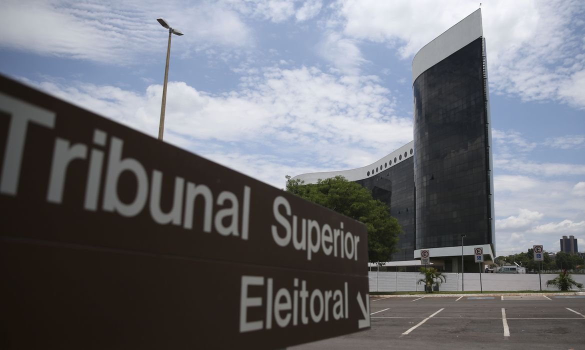 TSE defere registro de candidatura de Ciro Gomes à Presidência