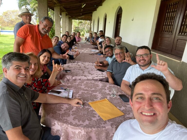Prefeito de Missão Velha faz reunião de alinhamento político com secretários e vereadores da situação