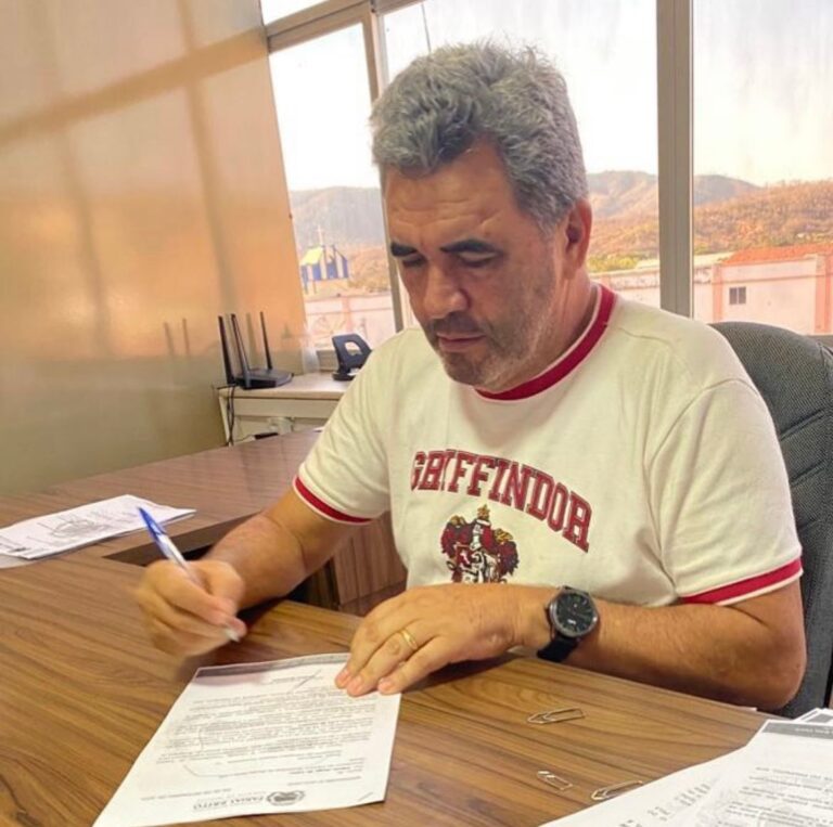 Farias Brito: Prefeito Deda Pereira anuncia reajuste de 15% aos professores