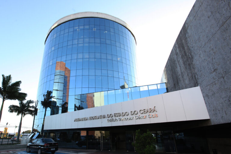 CPI da Enel é protocolada na ALECE, com assinatura de todos os deputados