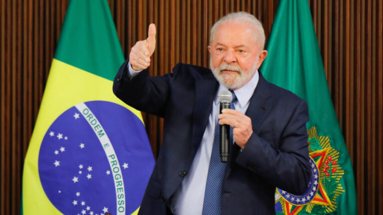 Aumento do salário mínimo para R$ 1.320 e isenção de IR para R$ 2.640 são confirmados por Lula para o mês de maio