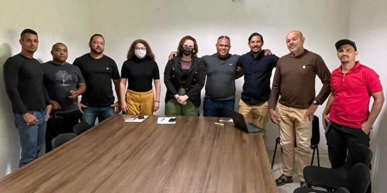 Governo Municipal de Barbalha e representantes da categoria de vigias se reúnem na sede da prefeitura para tratar sobre alteração da nomenclatura da categoria
