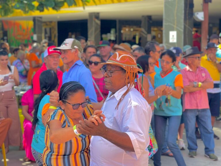 Prefeitura de Farias Brito leva cerca de 300 idosos para passeio na Expocrato 2023