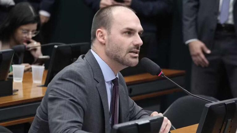Eduardo Bolsonaro se licencia do mandato e decide viver nos EUA para evitar prisão