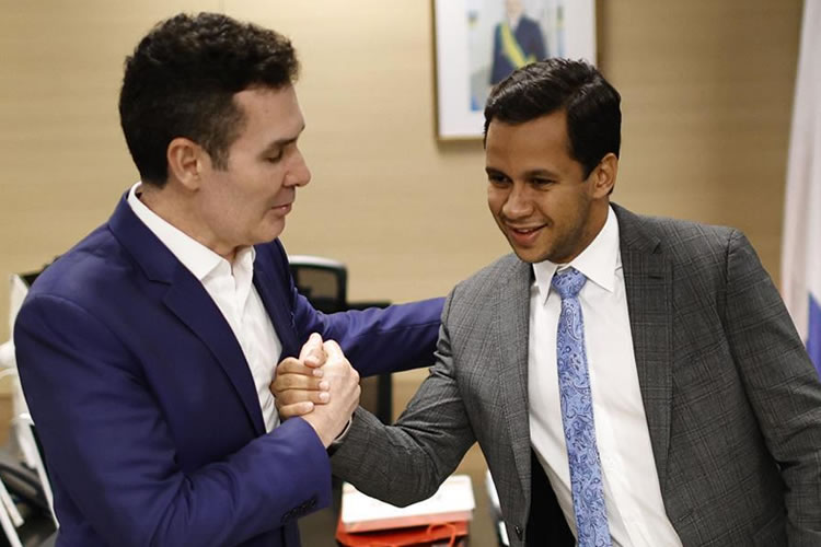 Presidente da Câmara de Juazeiro do Norte, Felipe Vasques, busca mais moradias para o município em agenda oficial em Brasília