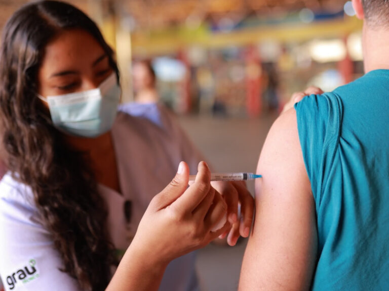 Secretaria de Saúde de Juazeiro do Norte realiza vacinação contra a Influenza no Mercado do Pirajá nesta quarta-feira