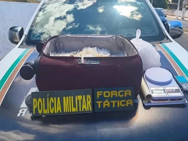 Traficante abandona mala com 3 mil papelotes de cocaína ao fugir da PM no Crato