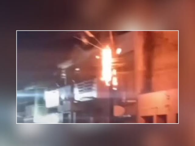 Tensão em Farias Brito: Fios de poste pegam fogo em área movimentada