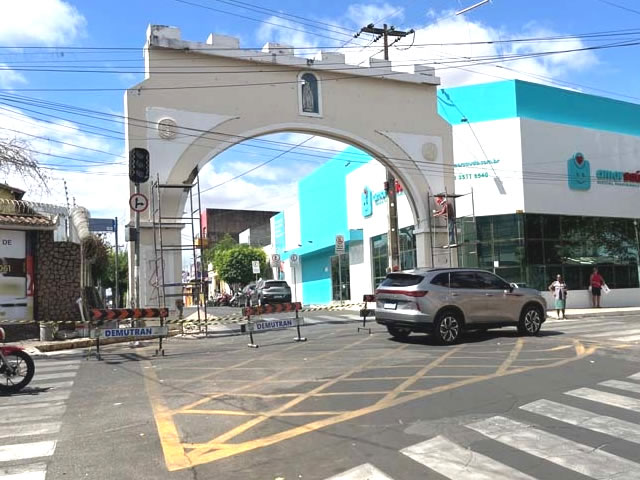 Arco dos Salesianos passa por restauração e rua é interditada em Juazeiro do Norte