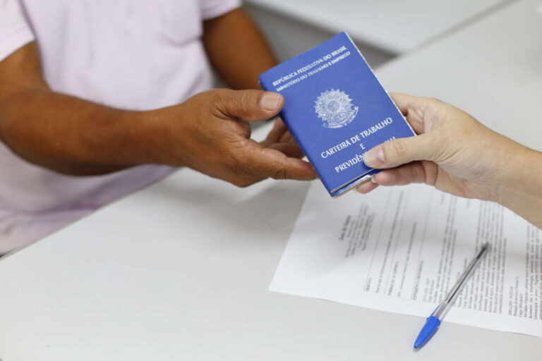 Desemprego recua no Ceará no 4º trimestre de 2025; taxa nacional cai para 5,1%, aponta IBGE