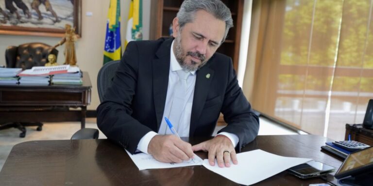 Governador Elmano envia à Alece mensagem criando 2 mil vagas para concurso de professores