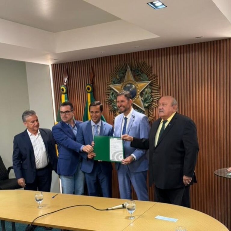 Felipe Vasques assina convênio na ALECE para implantação da Escola do Legislativo em Juazeiro do Norte