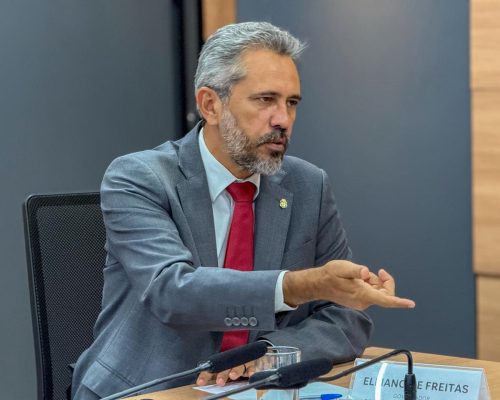 Governador Elmano de Freitas anuncia reajuste de 5% para servidores estaduais e aumento no vale-alimentação