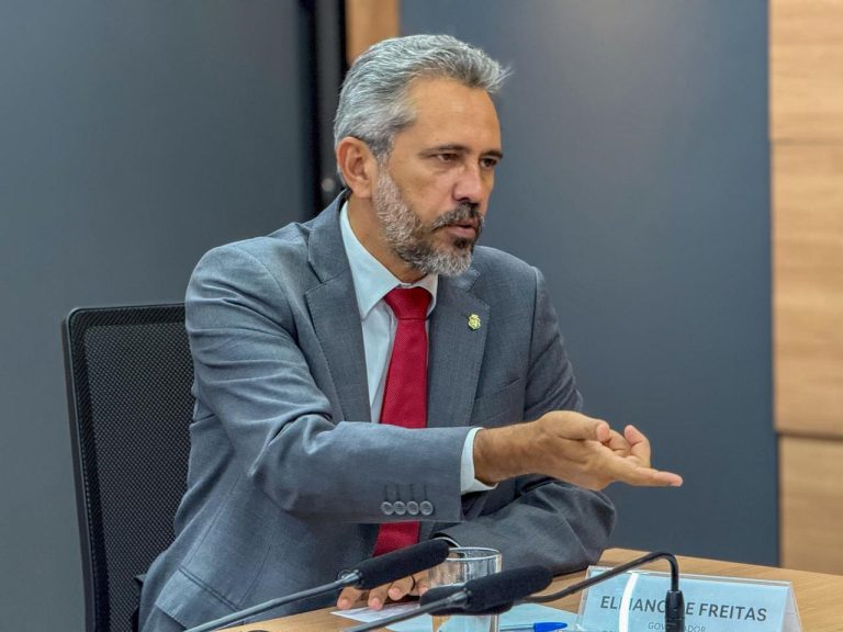 Governador Elmano de Freitas anuncia reajuste de 5% para servidores estaduais e aumento no vale-alimentação