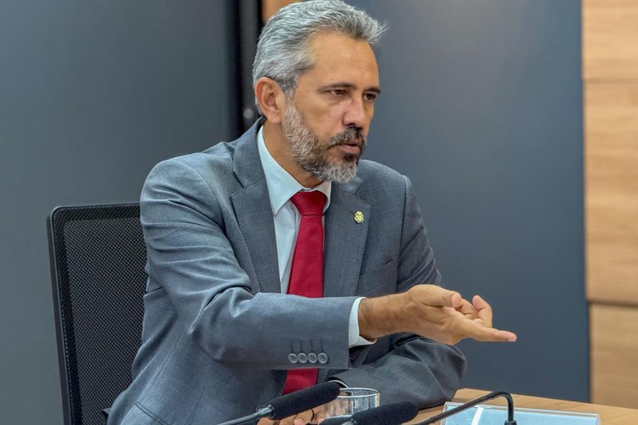 Governador Elmano de Freitas anuncia reajuste de 5% para servidores estaduais e aumento no vale-alimentação