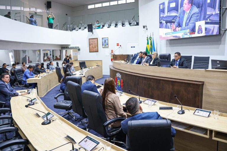 Câmara de Juazeiro do Norte aprova homenagem à professora Socorro Martins e debate a previdência municipal