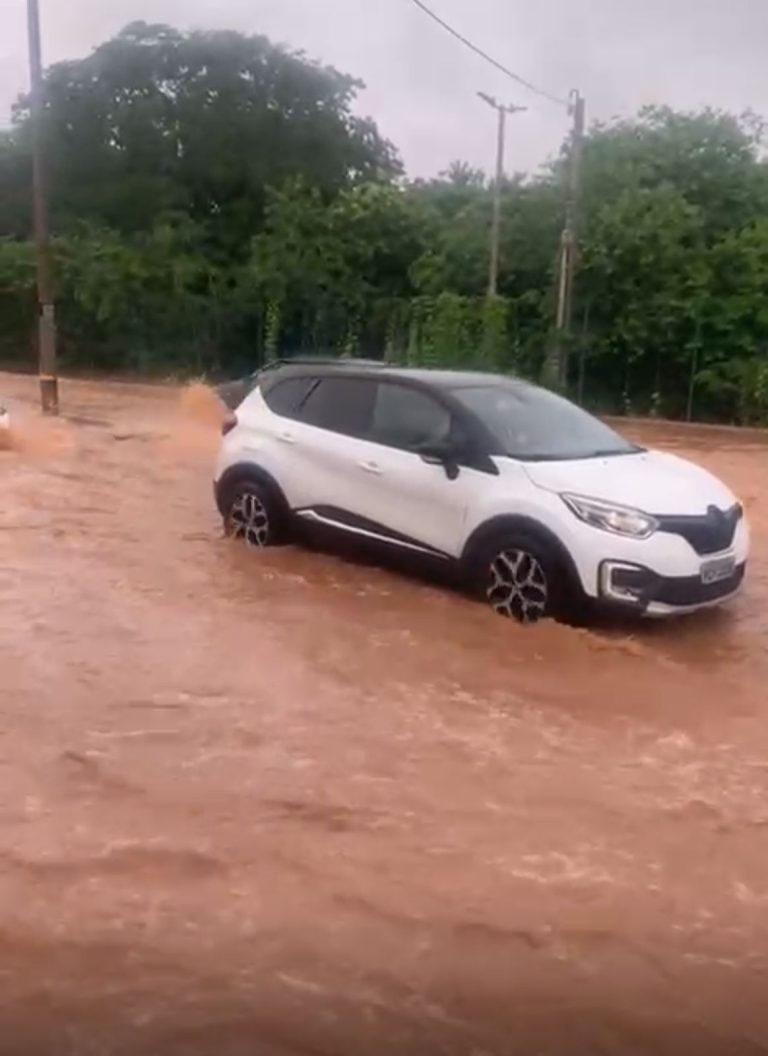 Fortes chuvas provocam alagamentos em Juazeiro do Norte e cidades do Cariri