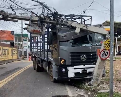 Caminhão parado perde freio e bate em poste na Avenida Virgílio Távora em Juazeiro do Norte