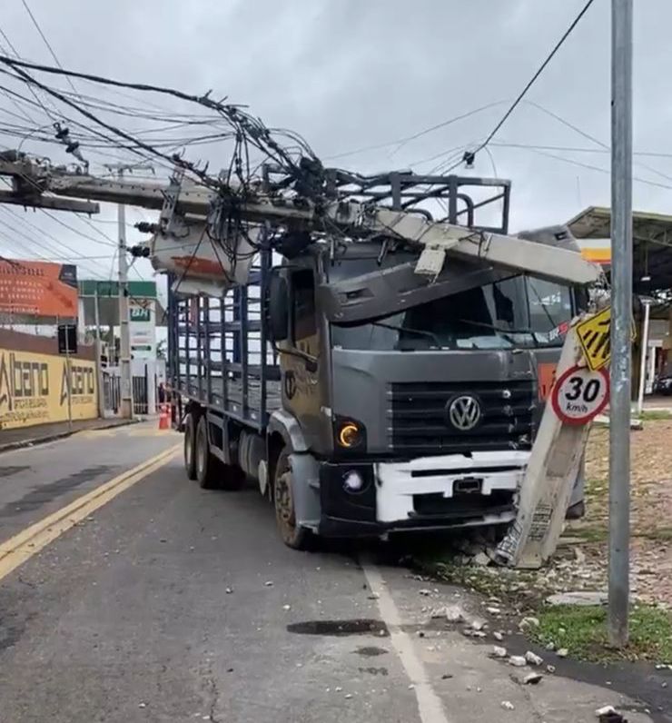 Caminhão parado perde freio e bate em poste na Avenida Virgílio Távora em Juazeiro do Norte