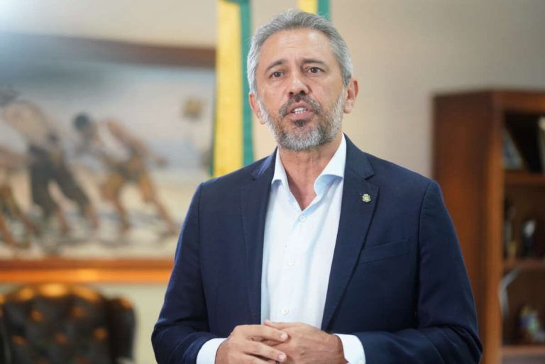 Governador Elmano de Freitas decreta ponto facultativo na quinta-feira (2) em respeito à tradição cristã