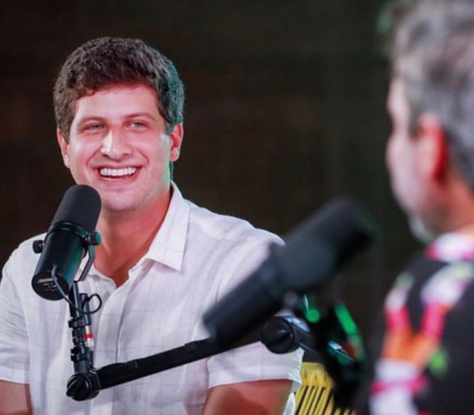 Antes do Palanque, o Feed: Como as Redes Moldam o Discurso Político