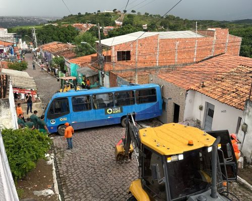 Micro-ônibus perde controle na Ladeira do Horto em Juazeiro do Norte