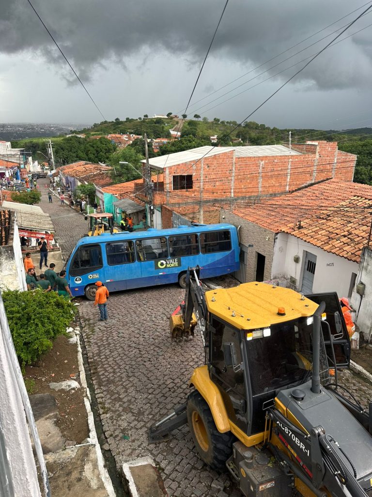 Micro-ônibus perde controle na Ladeira do Horto em Juazeiro do Norte