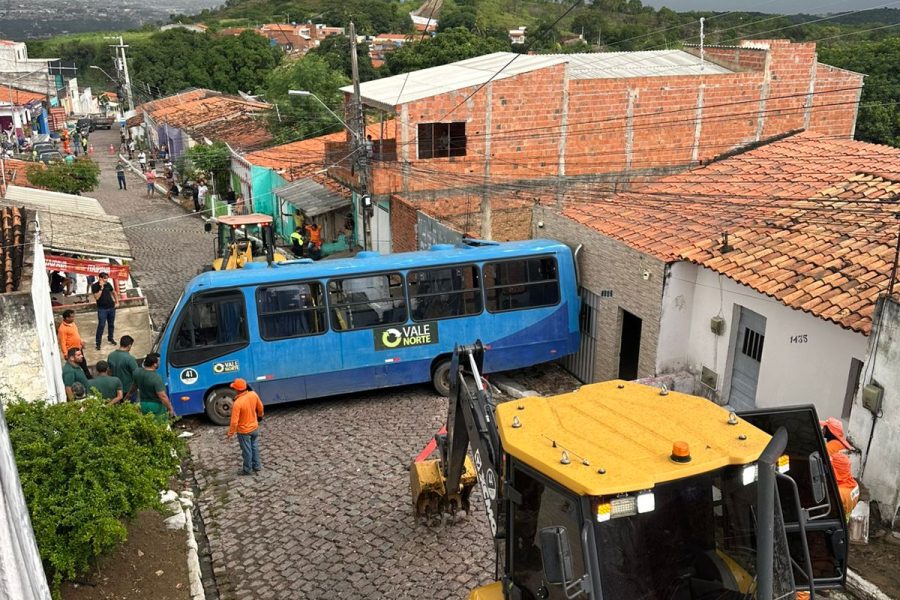 Micro-ônibus perde controle na Ladeira do Horto em Juazeiro do Norte