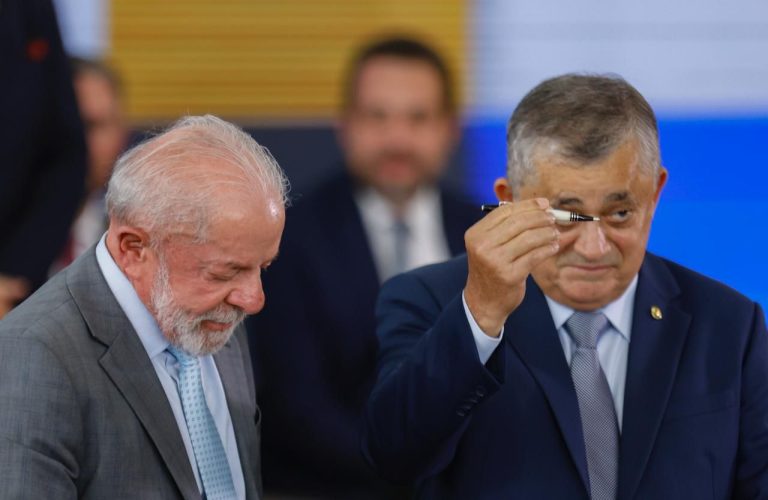 José Guimarães toma posse como ministro das Relações Institucionais