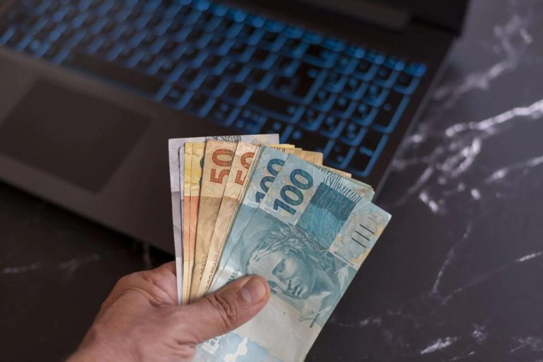 Governo propõe salário mínimo de R$ 1.717 para 2027
