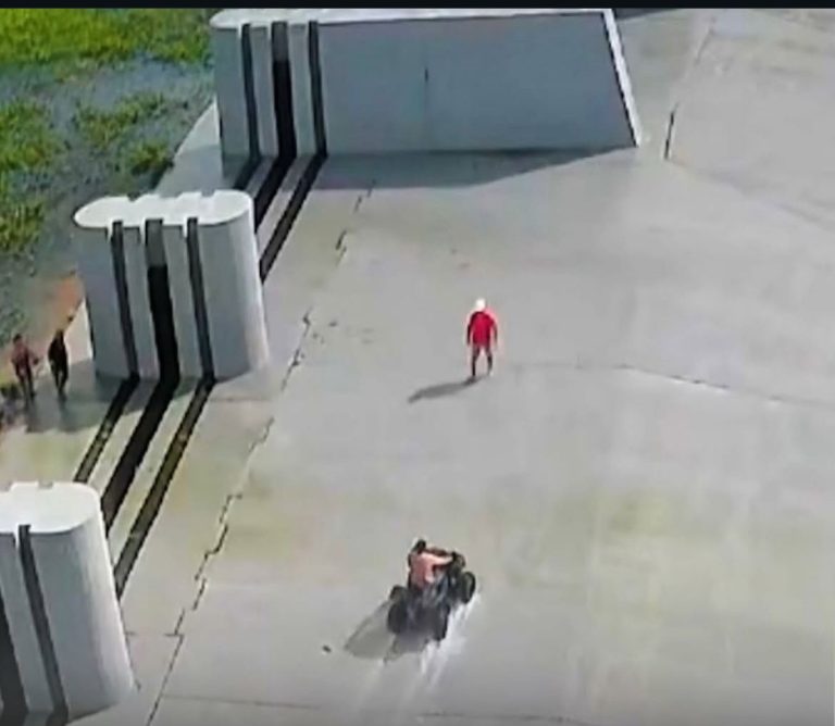 Homem é flagrado em quadriciclo sobre parede do açude Orós durante sangria
