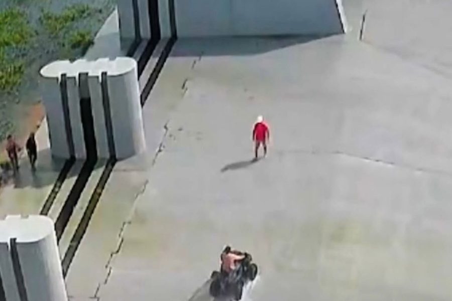 Homem é flagrado em quadriciclo sobre parede do açude Orós durante sangria