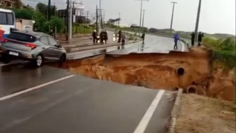 Forte chuva provoca rompimento de trecho da CE-025 e deixa motociclista morto no Ceará