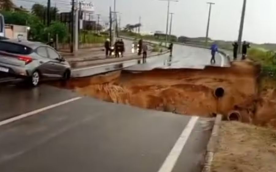 Forte chuva provoca rompimento de trecho da CE-025 e deixa motociclista morto no Ceará