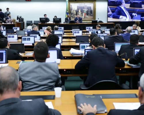 CCJ da Câmara analisa nesta quarta parecer que pode destravar PECs sobre fim da escala 6×1