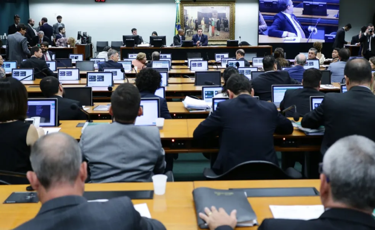 CCJ da Câmara analisa nesta quarta parecer que pode destravar PECs sobre fim da escala 6×1
