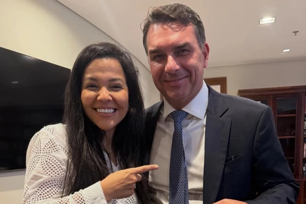 Nome de Priscila Costa ganha força como possível vice em chapa de Flávio Bolsonaro