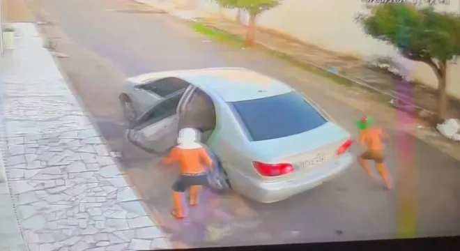 Crianças são flagradas furtando mudas de plantas em frente a residência em Juazeiro do Norte