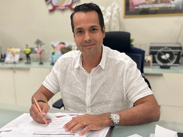 Ex-prefeito de Caucaia, Vitor Valim, é alvo de operação da PROCAP por suspeita de corrupção e lavagem de dinheiro