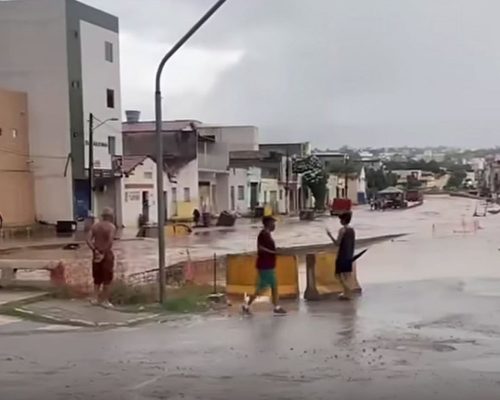 Canal do Rio Grangeiro volta a transbordar após forte chuva no Crato