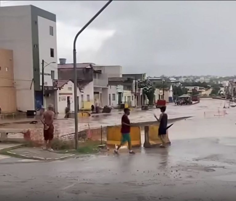 Canal do Rio Grangeiro volta a transbordar após forte chuva no Crato