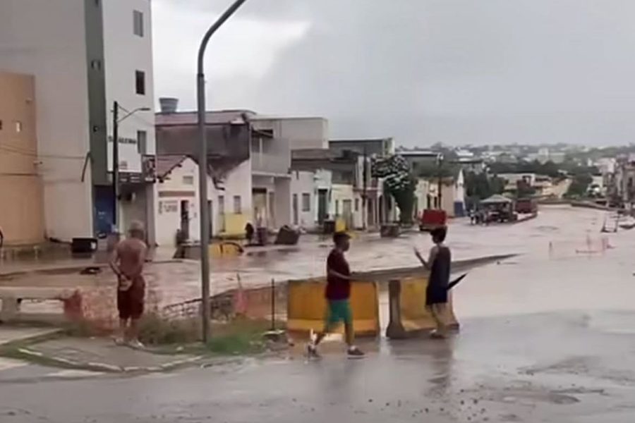 Canal do Rio Grangeiro volta a transbordar após forte chuva no Crato