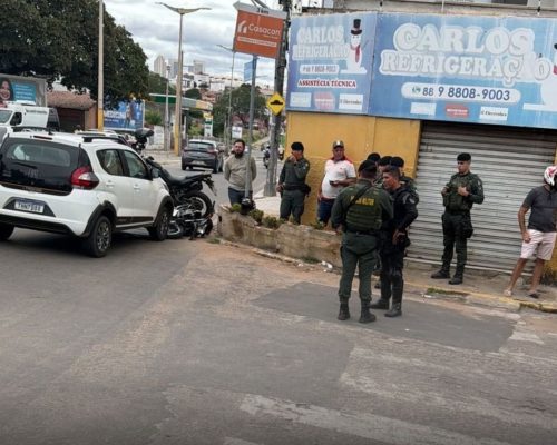 Batida entre carro e moto deixa feridos próximo ao Parque Ecológico, em Juazeiro do Norte