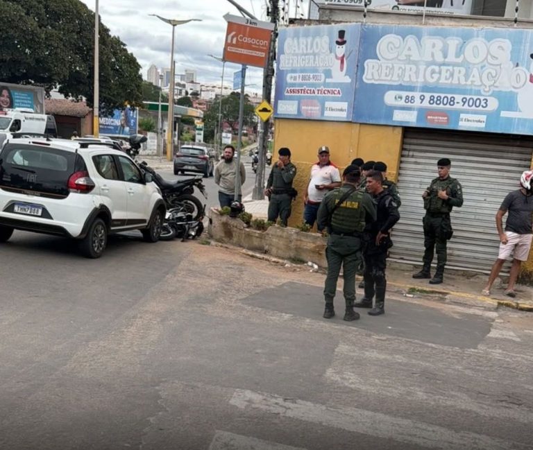 Batida entre carro e moto deixa feridos próximo ao Parque Ecológico, em Juazeiro do Norte