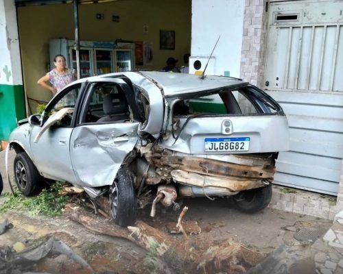 Motorista perde controle, atinge veículos e deixa pedestre ferido no Crato