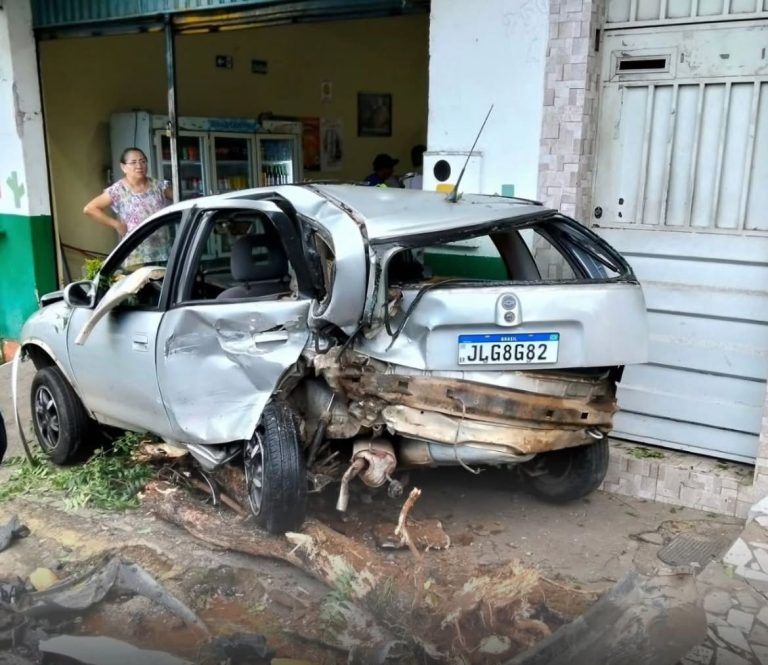 Motorista perde controle, atinge veículos e deixa pedestre ferido no Crato