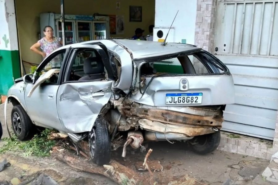 Motorista perde controle, atinge veículos e deixa pedestre ferido no Crato