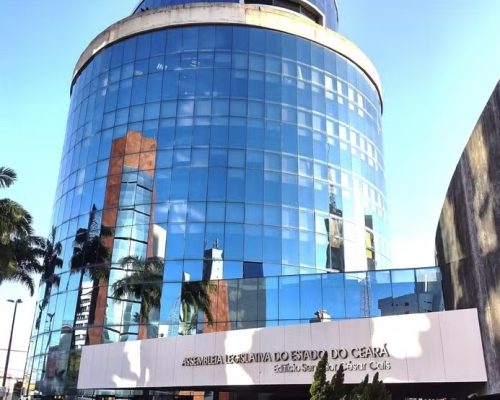 Elmano sanciona criação de 200 cargos para concurso da Alece; edital deve sair na próxima semana