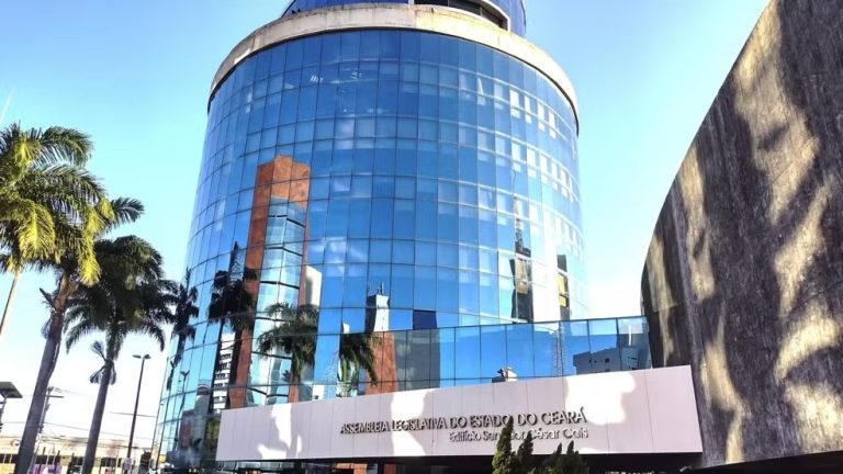 Elmano sanciona criação de 200 cargos para concurso da Alece; edital deve sair na próxima semana