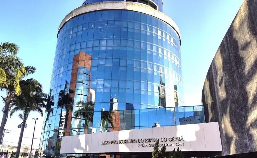 Elmano sanciona criação de 200 cargos para concurso da Alece; edital deve sair na próxima semana